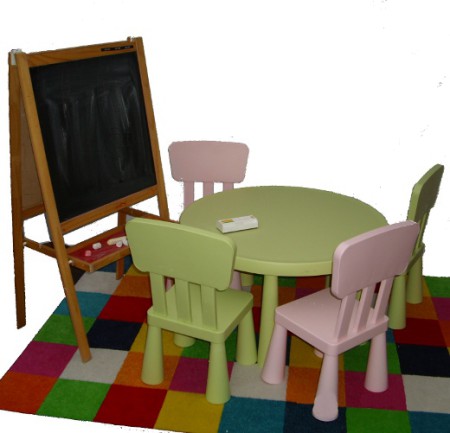 Gyereksarok asztalkával székekkel szőnyeggel